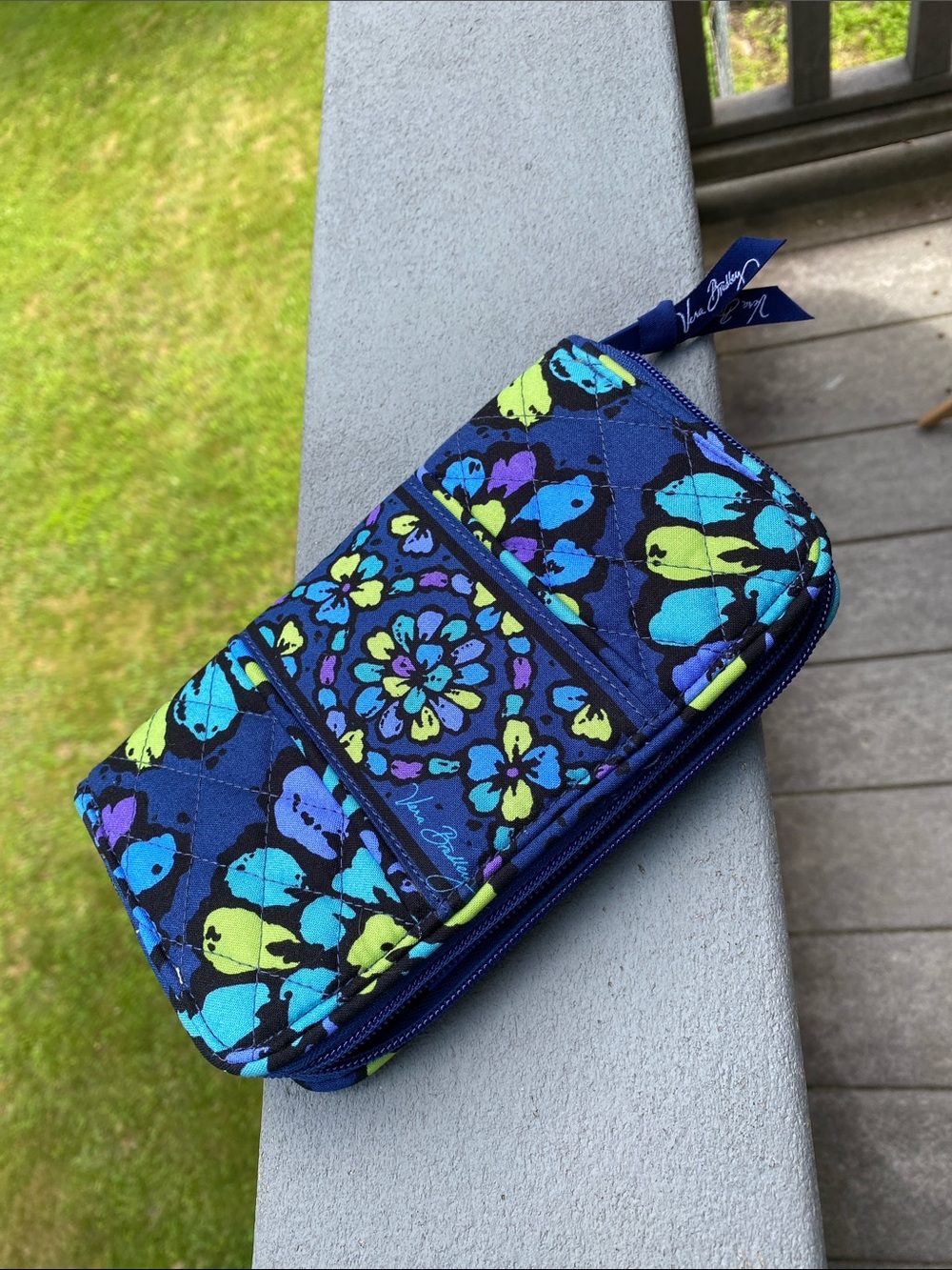 Vera Bradley Floral Quilted Indigo Pop Zip Around Accordion Wallet SMELLS MUSTY
